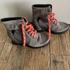 Womens Sorel size 8 boots.
